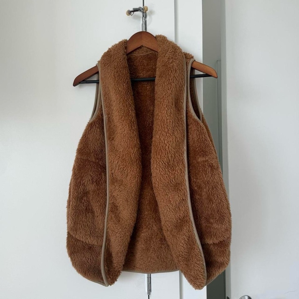 Fuzzy teddy vest in brown